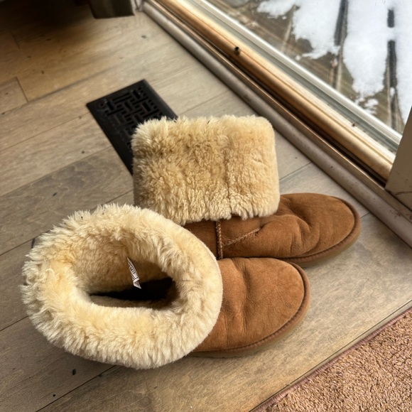 UGG women’s classic chestnut boots - Picture 3 of 7